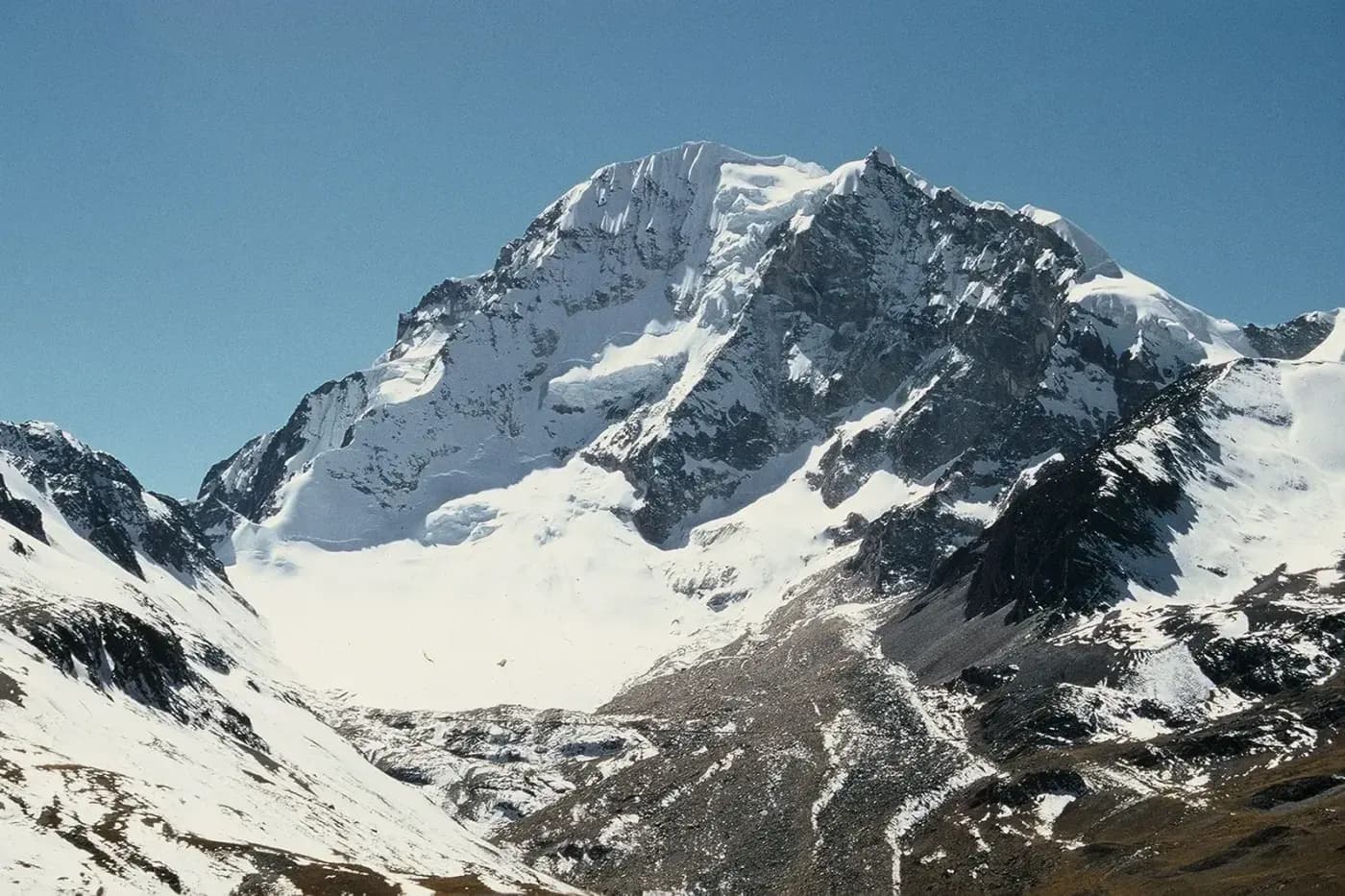 The Huayna Potosí off-road route by motorcycle