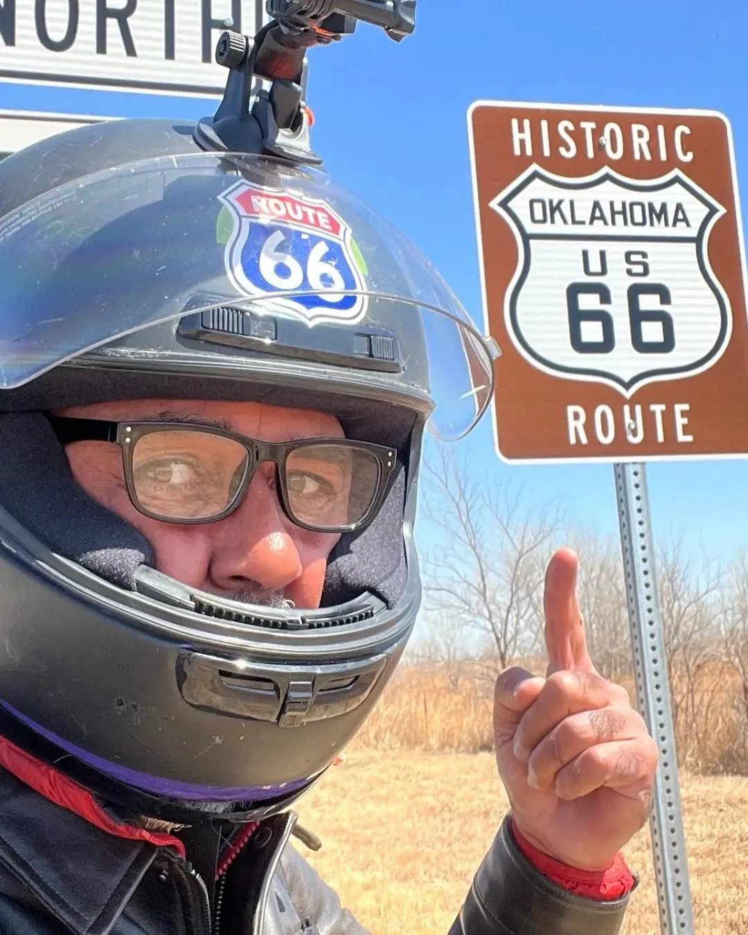Señalando el mítico cartel de la Ruta 66 en Oklahoma - Historia de la carretera