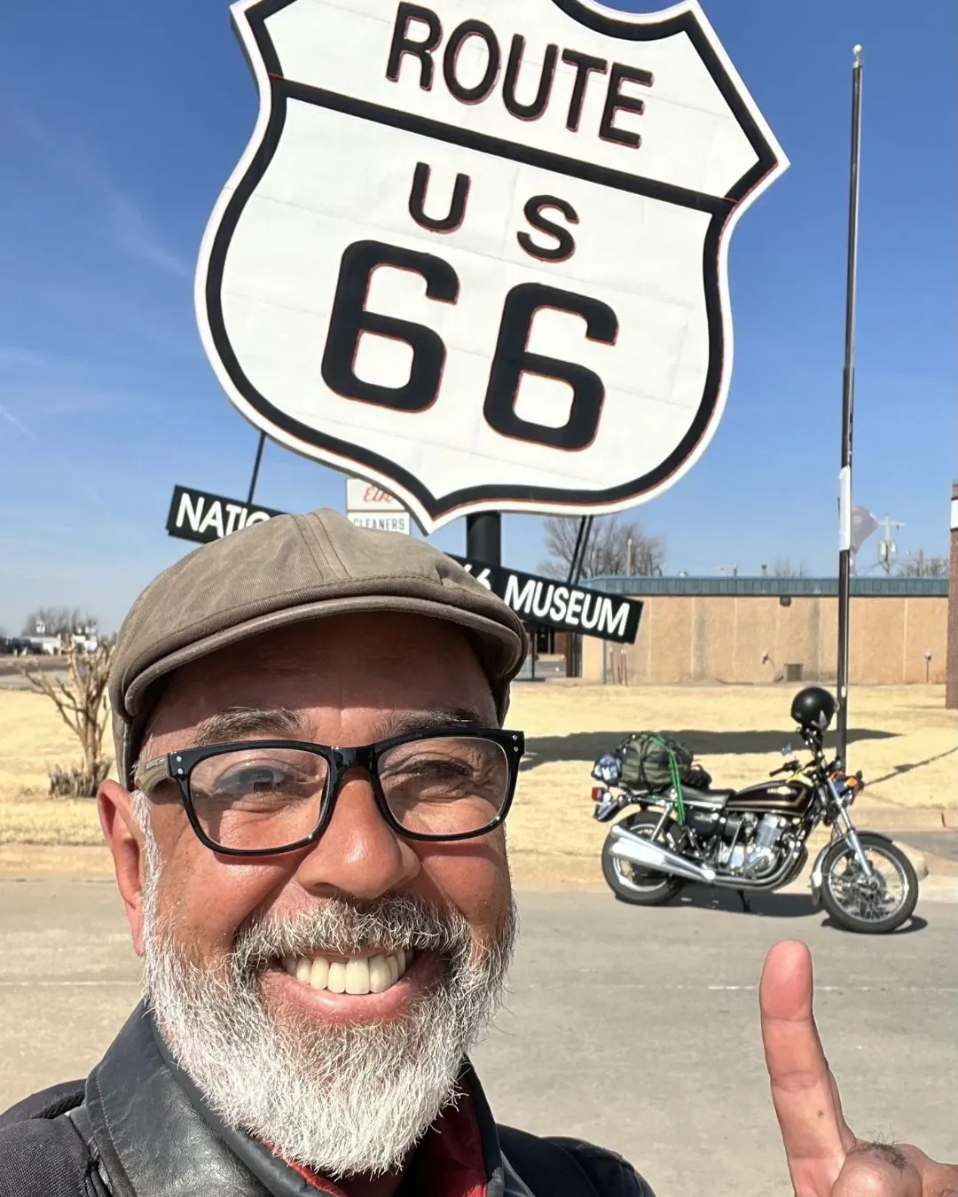 Repostando moto en estación de servicio histórica de la Ruta 66 - Logística de viaje
