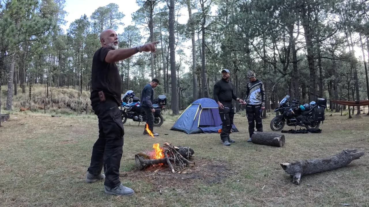 Preparación de moto y equipo de camping en el bootcamp de viaje en moto Vengo Viajando