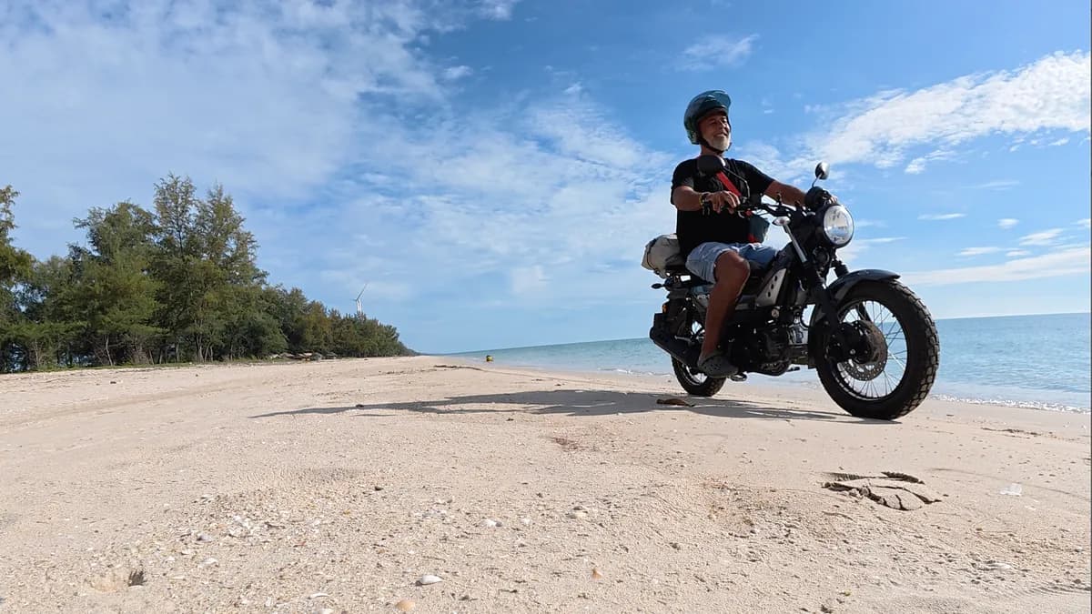 Moto de baja cilindrada en una playa desierta del sur de Tailandia
