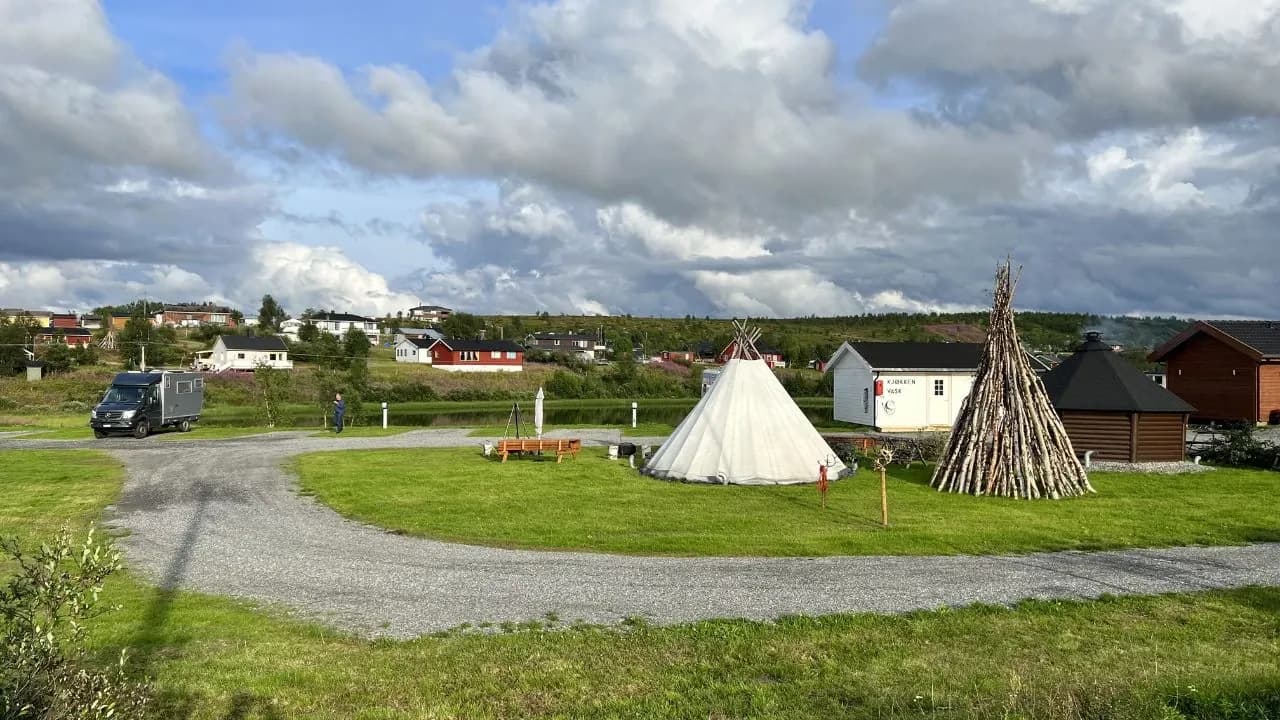 Campamento tradicional Sami con tiendas lavvu en la ruta hacia Cabo Norte