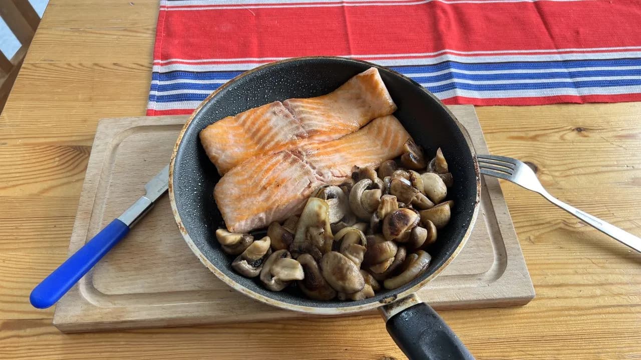 Plato de salmón noruego a la plancha, gastronomía local en viaje en moto