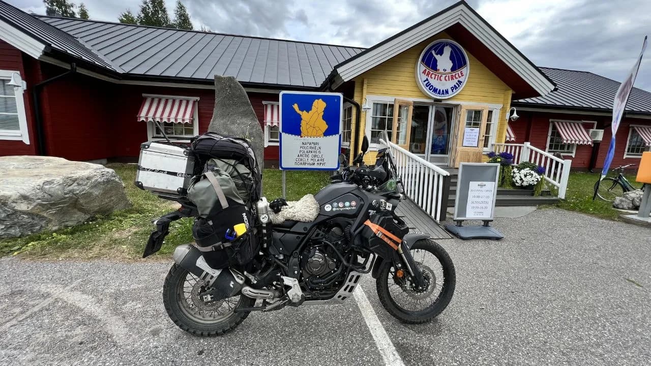 Moto Ténéré 700 frente al cartel del Círculo Polar Ártico en Rovaniemi