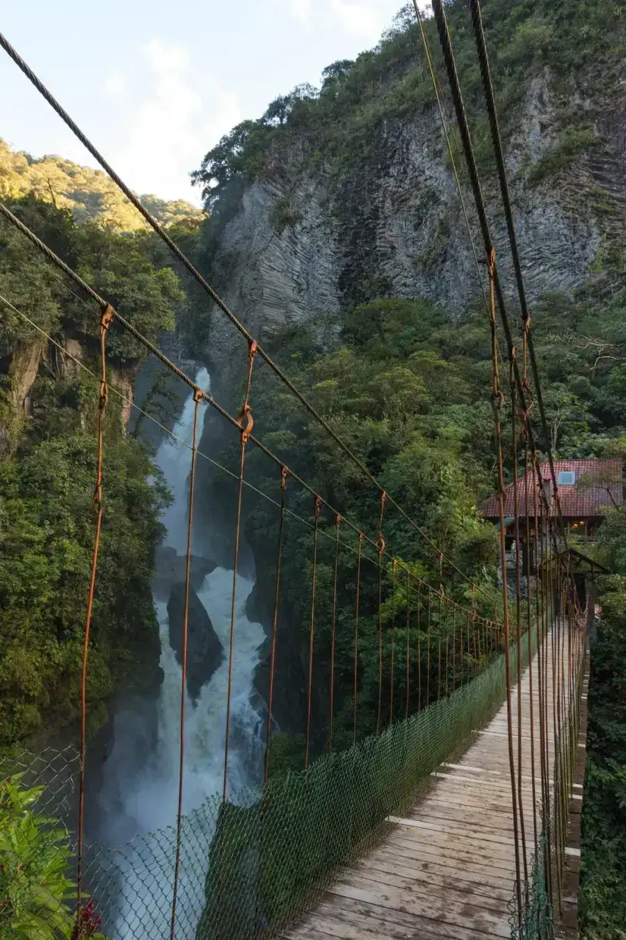 Ruta de las Cascadas: de Baños a Puyo en moto