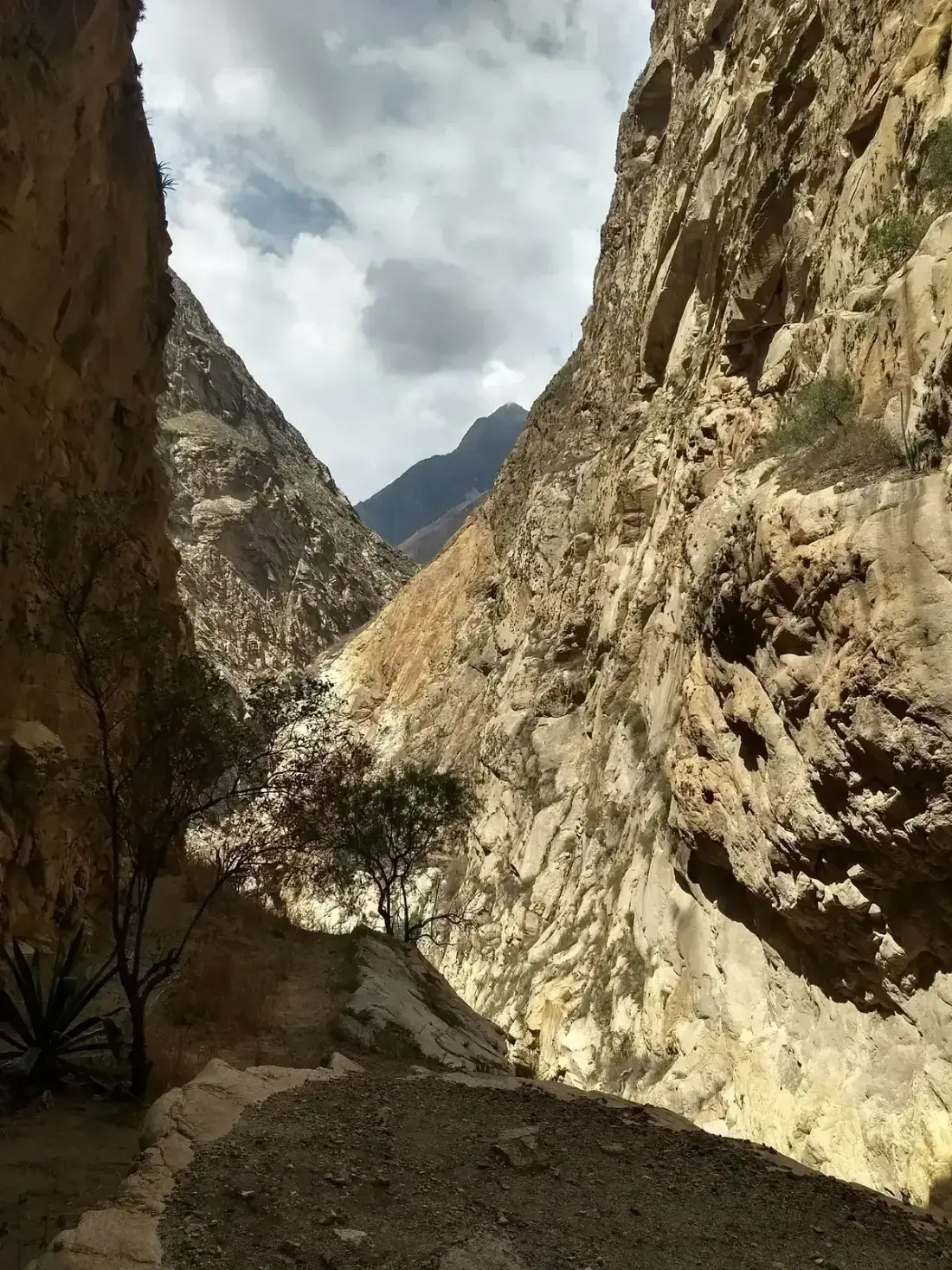 Cañón del Pato: 35 tunnels between the Cordillera Blanca and Negra by motorcycle