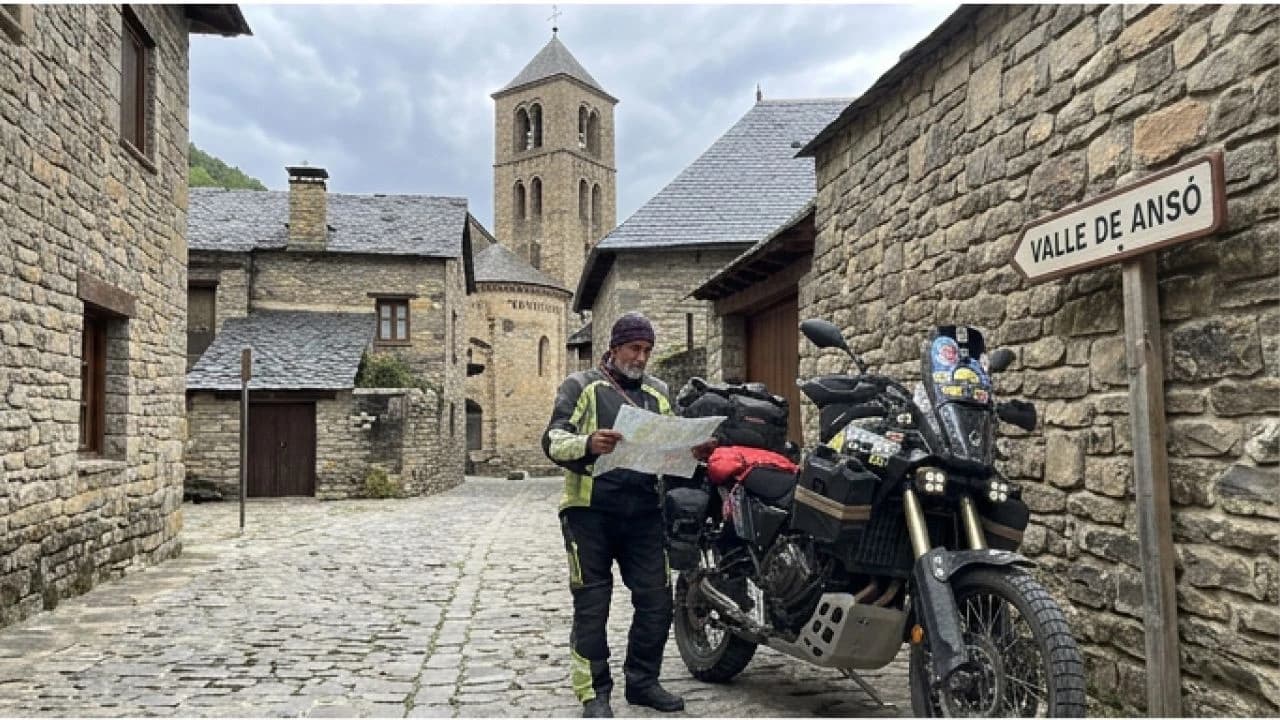 Moto recorriendo las curvas de los Pirineos, guía Transpirenaica