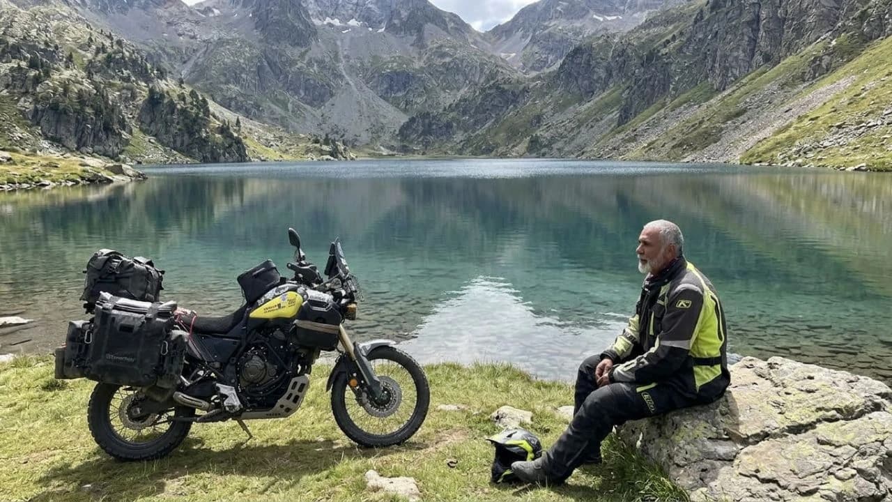 Moto descansando en la cima de un puerto de los Pirineos