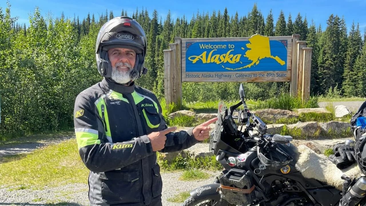 Gustavo Correa viajando en moto por Alaska - El inicio de la libertad