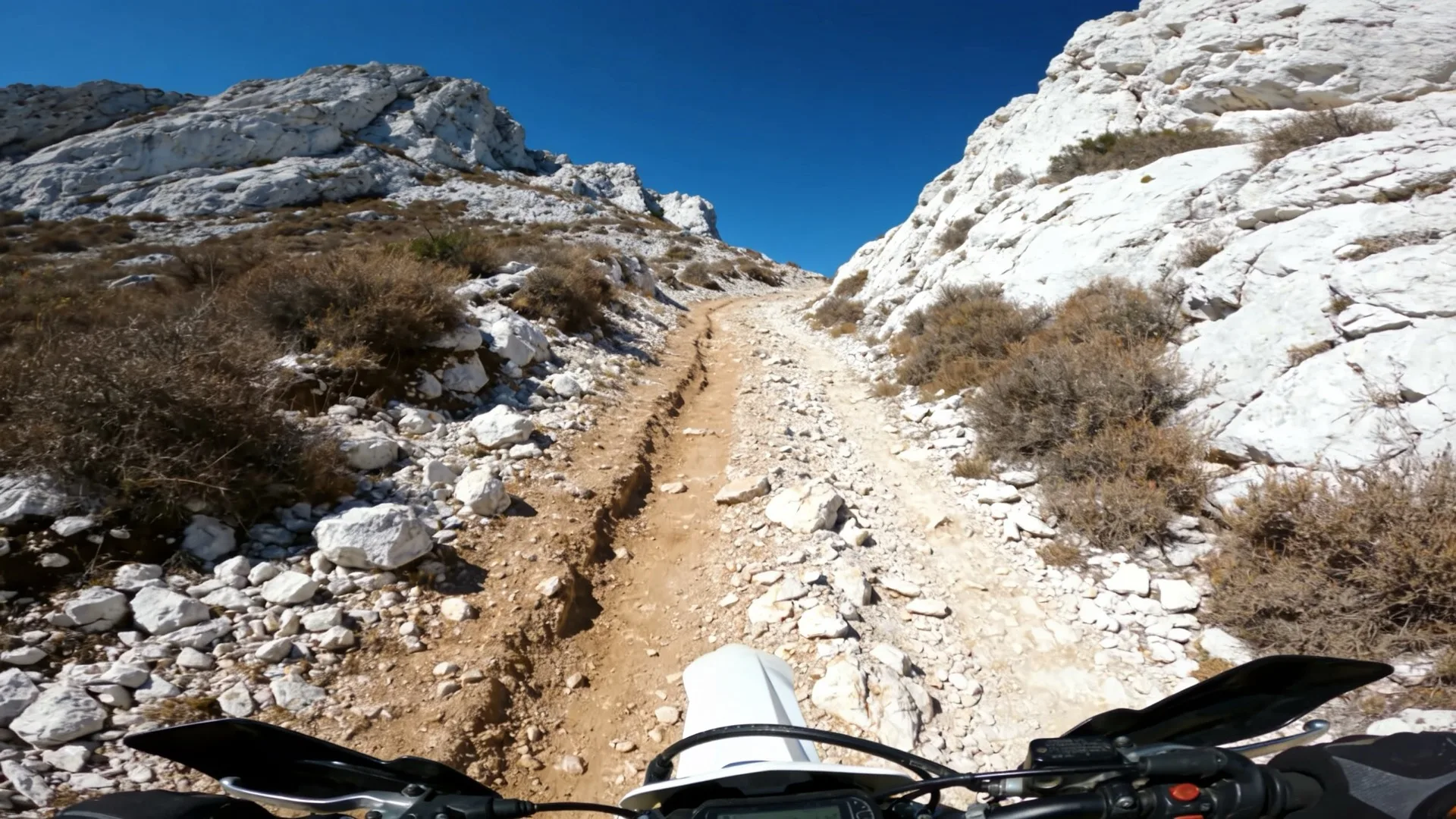 Pista pedregosa de montaña con roderas y piedra suelta, el tipo de terreno habitual en los tramos del sur de la Trans Euro Trail
