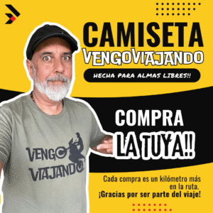 Camiseta Vengo Viajando, hecha para motoviajeros y almas libres. Cada compra apoya el viaje y suma kilómetros en la ruta.